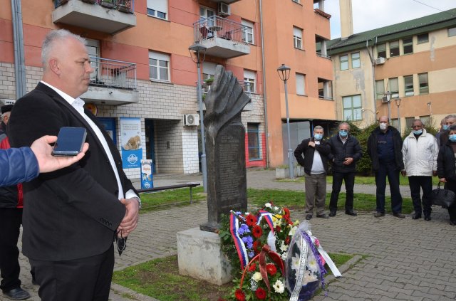 Predsednik opštine Dalibor Radičević govori kraj spomenika žrtvama NATO agresije