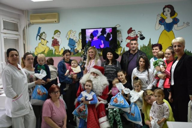 Деда Мраз обрадовао пацијенте Дечјег одељења у Алексинцу