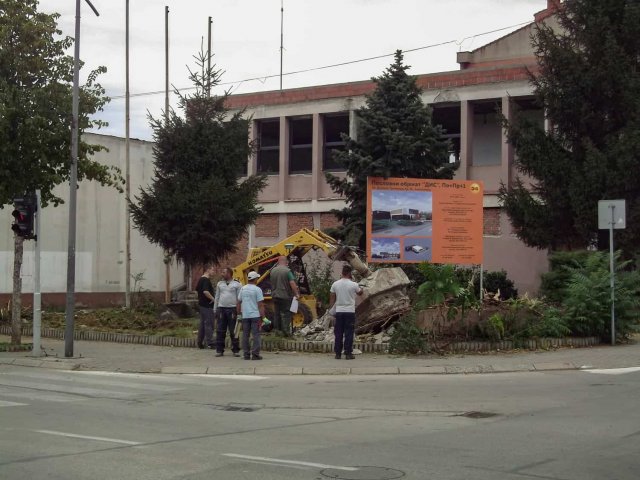 Почело рашчишћавање жардињера и споменика испред некадашњег Дома армије