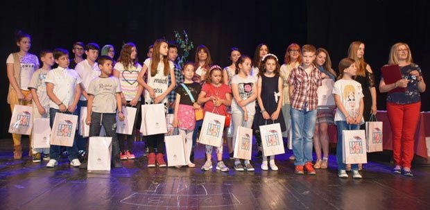 Mališani koji su nagrađeni na književnoj smotri - CKU Aleksinac