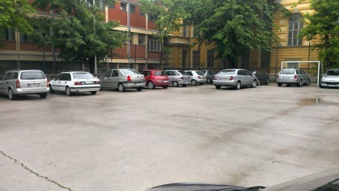 Nastavak priče o parkingu u dvorištu gimnazije