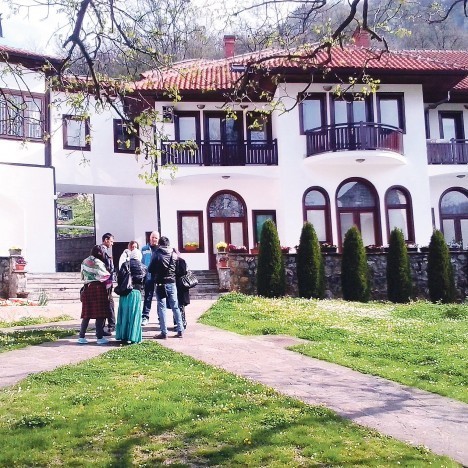 Верници испред манастирског комплекса Фото Т. Тодоровић