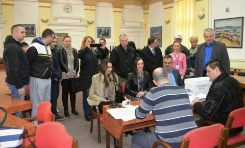 Тужба против општинске изборне комисије: Кандидат СНС-а оверавач потписа