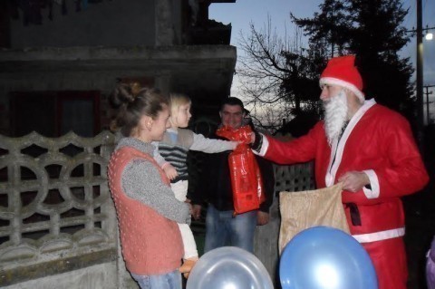 Социјалисти Алексиначког Бујмира организовали посету "Деда Мраза"