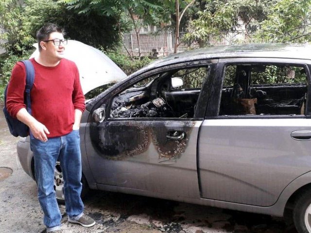 Dugogodišnjem novinaru Aleksinac.net zapaljen auto
