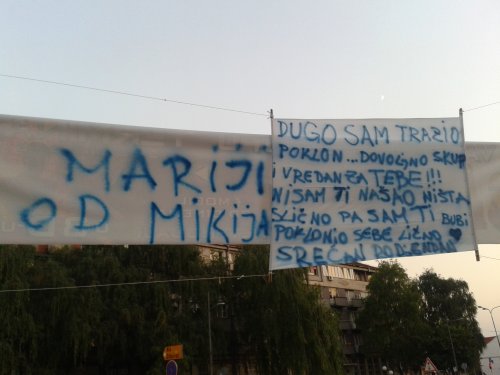 Aleksinčanin pokazao ljubav transparentom u centru grada