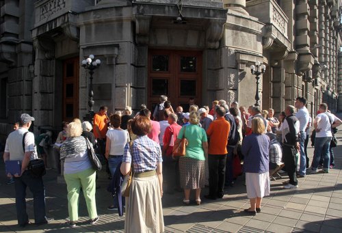 Građani čekaju red ispred Vlade, Foto Mondo