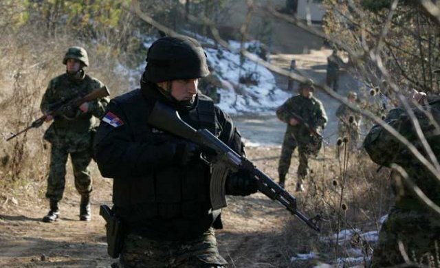 Pripadnik niškog odreda žandarmerije sa vojnicima na granici prema Bugarskoj (Foto A. Vasiljević)
