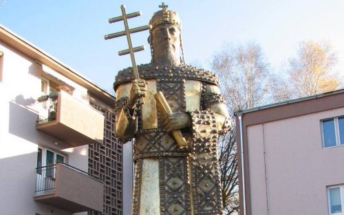 Споменик Немањићима извајан у Алексинцу