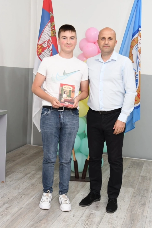 Ученик Матија Младеновић са директором ОШ "Вук Караџић" Миланом Динићем