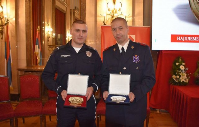 Младом полицајцу из Алексинца уручена награда - златна плакета