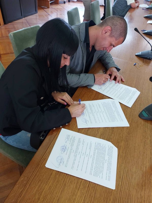 Млади брачни пар потписао уговор за куповину сеоске куће