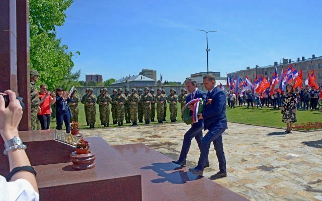 Delegacija Ambasade RF u Beogradu polaže venac generalu Kotovu i Crvenoarmejcima